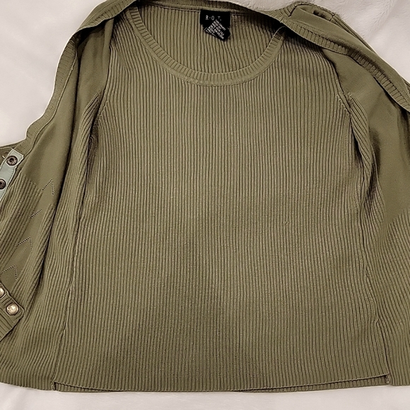 R.Q.T Sweater - Picture 5 of 9